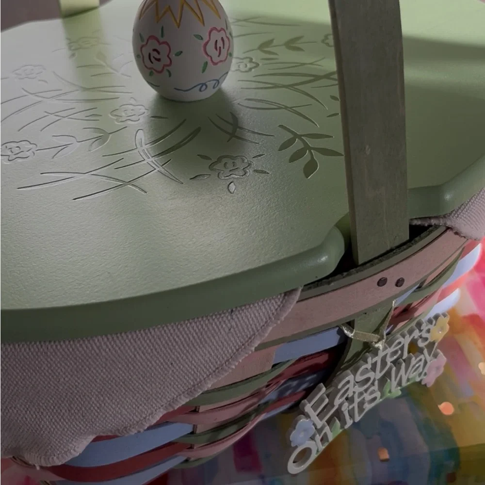 Longaberger Easter Basket with Lid, Liner & Protector – “Easter’s On Its Way”
